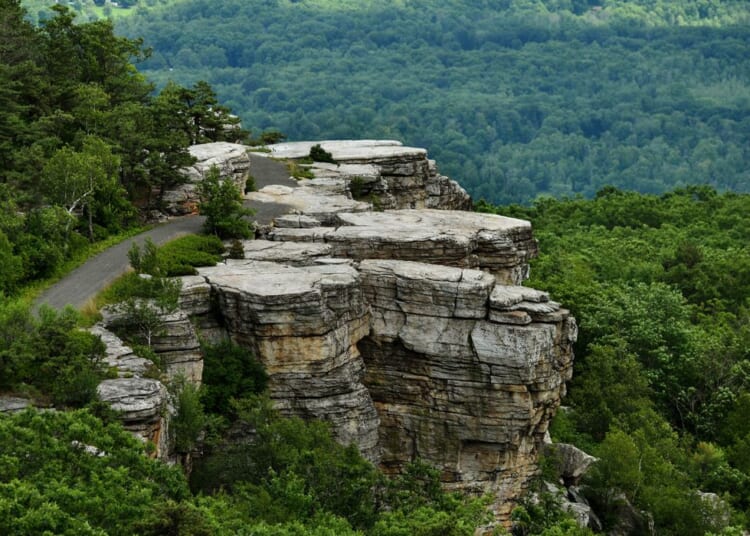 Tourist plunges to death from cliff in New York state park