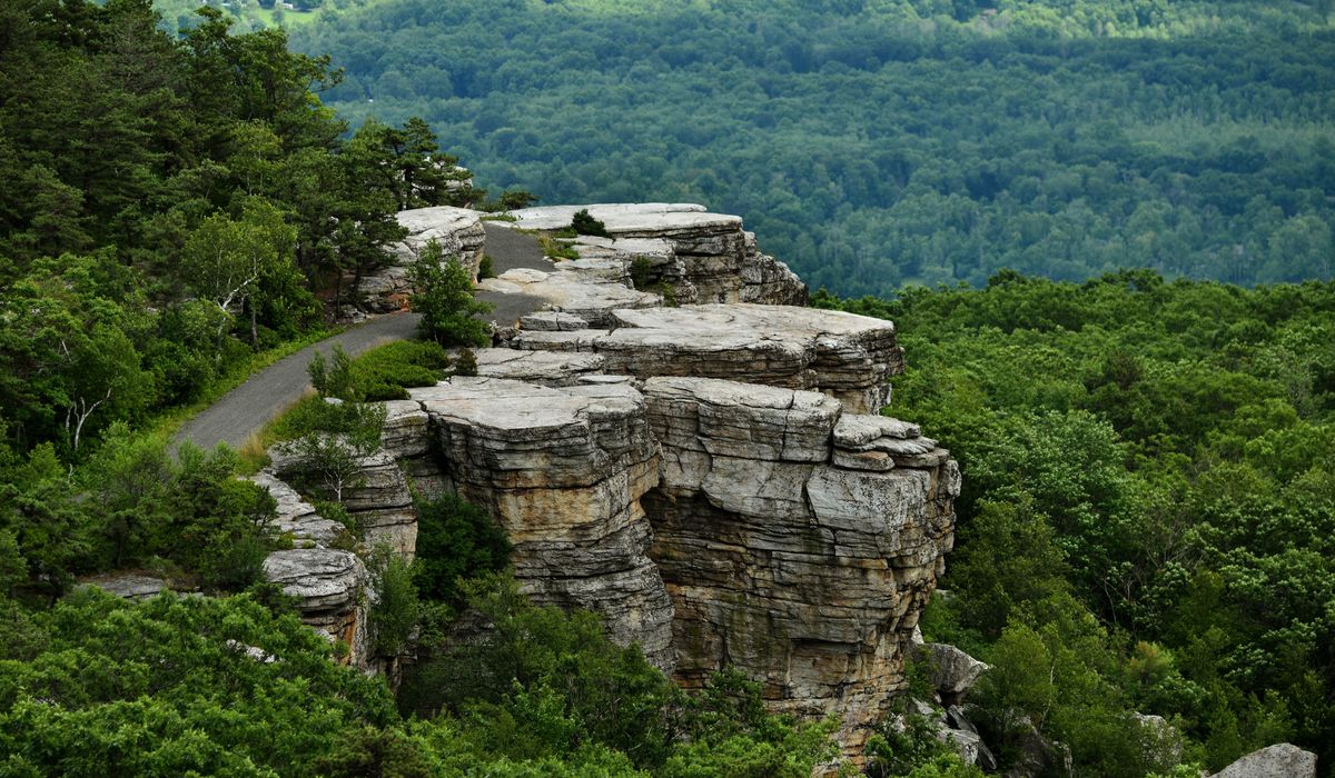 Tourist plunges to death from cliff in New York state park