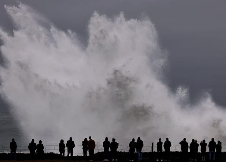 Towering Pacific wave sends 8 to hospital in California