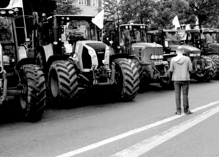 Gun police against unarmed farmers – the new siege of Paris