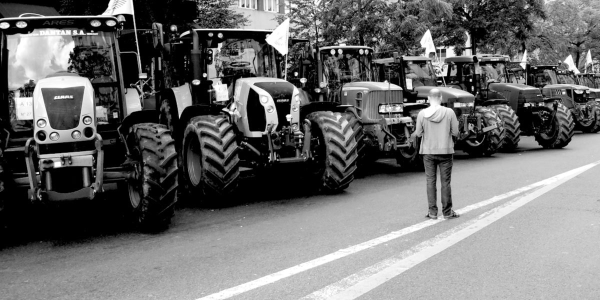 Gun police against unarmed farmers – the new siege of Paris