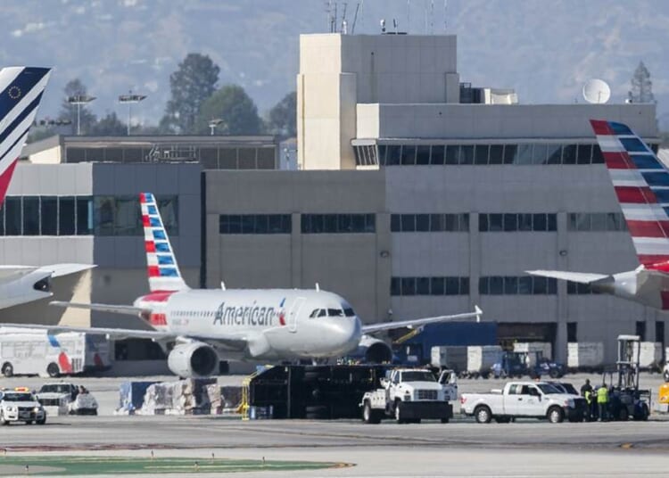 Man Walks Out Onto Wing of Plane to Applause of Fellow Passengers – HotAir